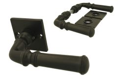 Klassisicher Türgriff Gusseisen auf quadratischer Rosette