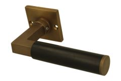 Einzelner Türgriff auf Rosette “Bauhaus” Messing patiniert